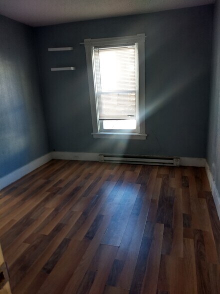 Smaller half room - 25 Hacker St