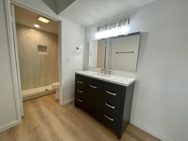 Building Photo - AVAILABLE NOW !! 2 Bedroom 2 Bathroom Cond...