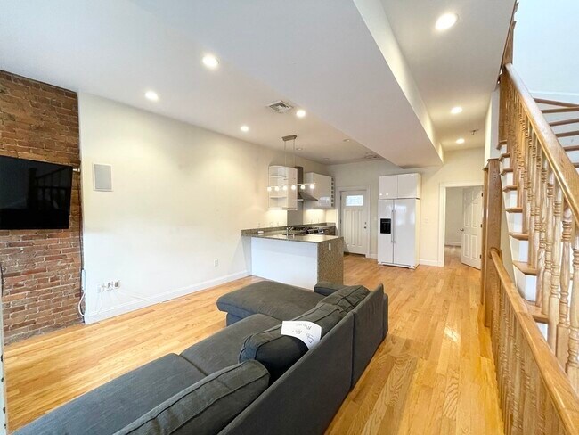 Building Photo - 98 L St