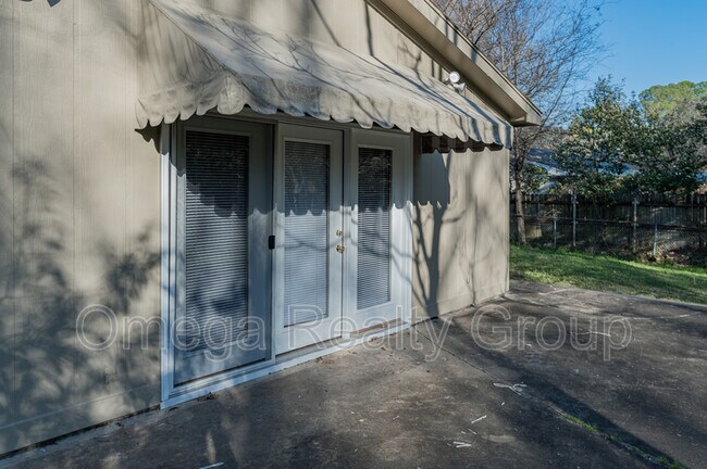 Building Photo - 1861 Gillespie Dr