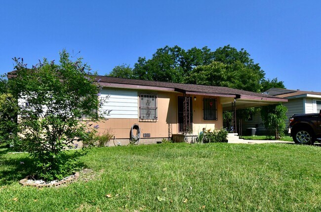 Primary Photo - 2 Bedroom, 1 Bath, 1 Car Carport with Shed...