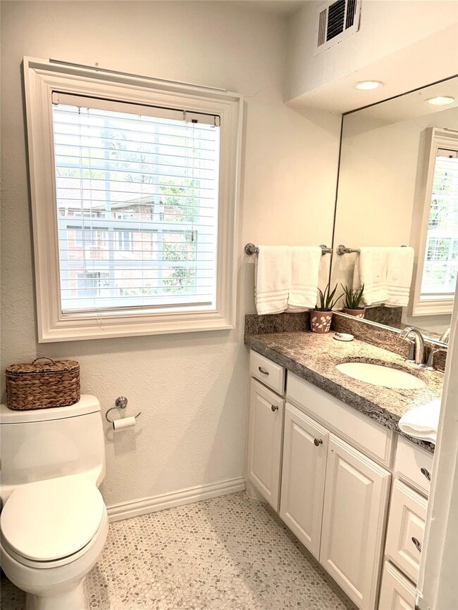 Building Photo - 4538 Roland-