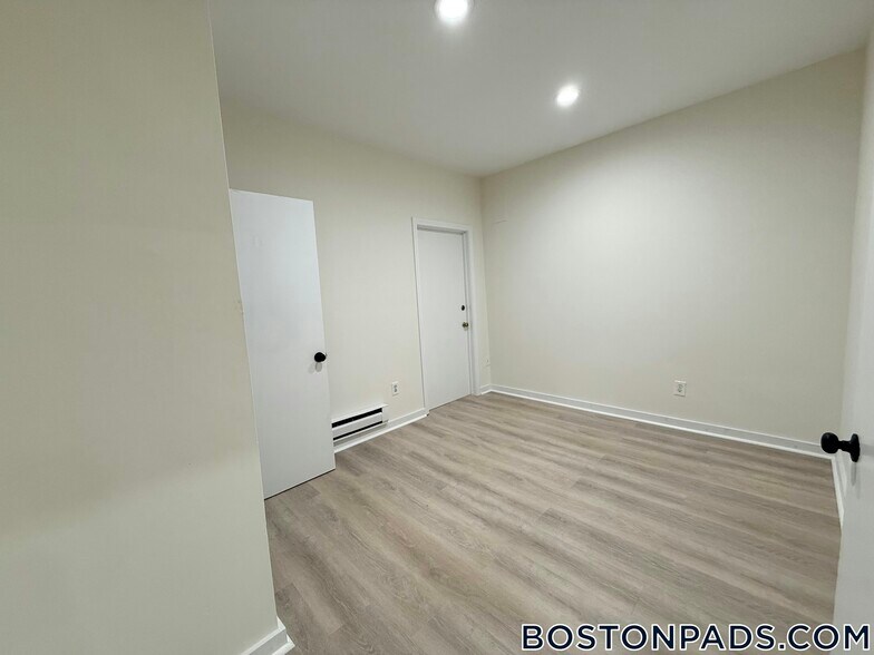 Building Photo - 452 Park Dr