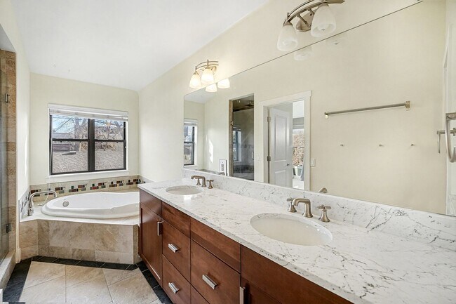 Building Photo - Gorgeous 3 bed 3.5 bath Home Available in Platt Park!