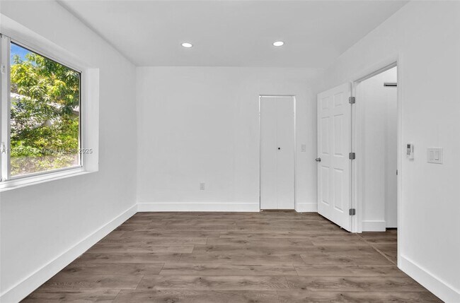 Building Photo - 652 SW 5th St