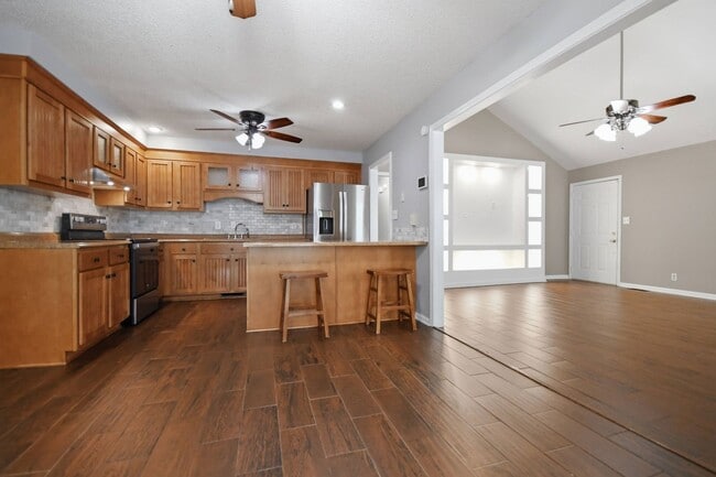Building Photo - 3515 Clearwater Dr