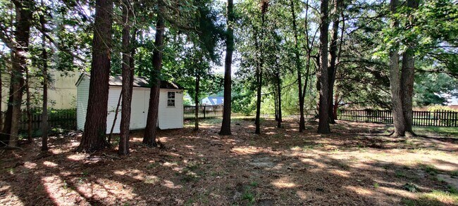 Building Photo - 3 bedroom home with fenced rear yard