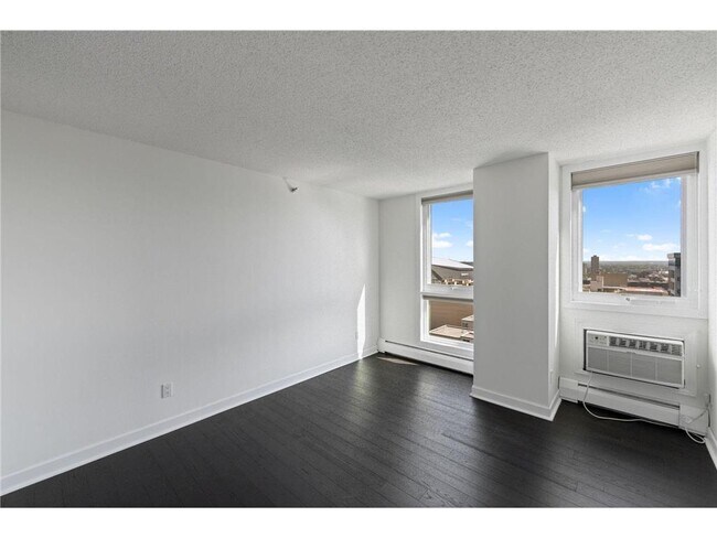 Building Photo - 433 S 7th St