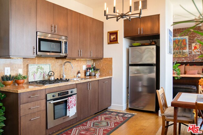 Building Photo - 460 S Spring St