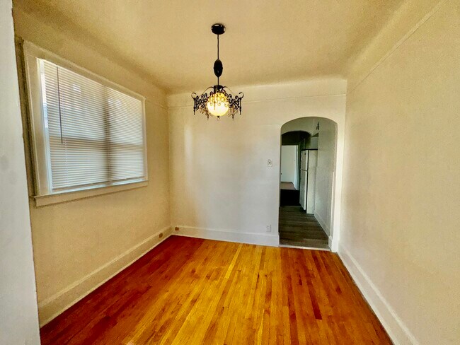 Building Photo - 2681 Pasadena St