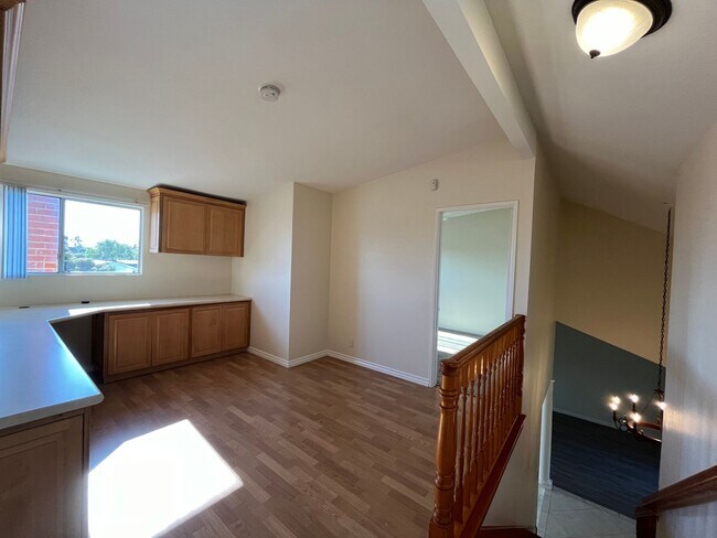 Building Photo - Lovely Home with 3 bedrooms, 2 bath plus o...