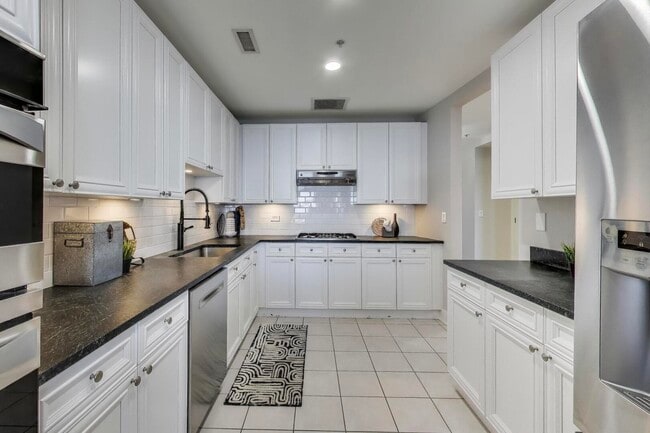 Building Photo - 330 S Michigan Ave