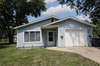 Building Photo - Beautifully built 2 bedroom house with hug...