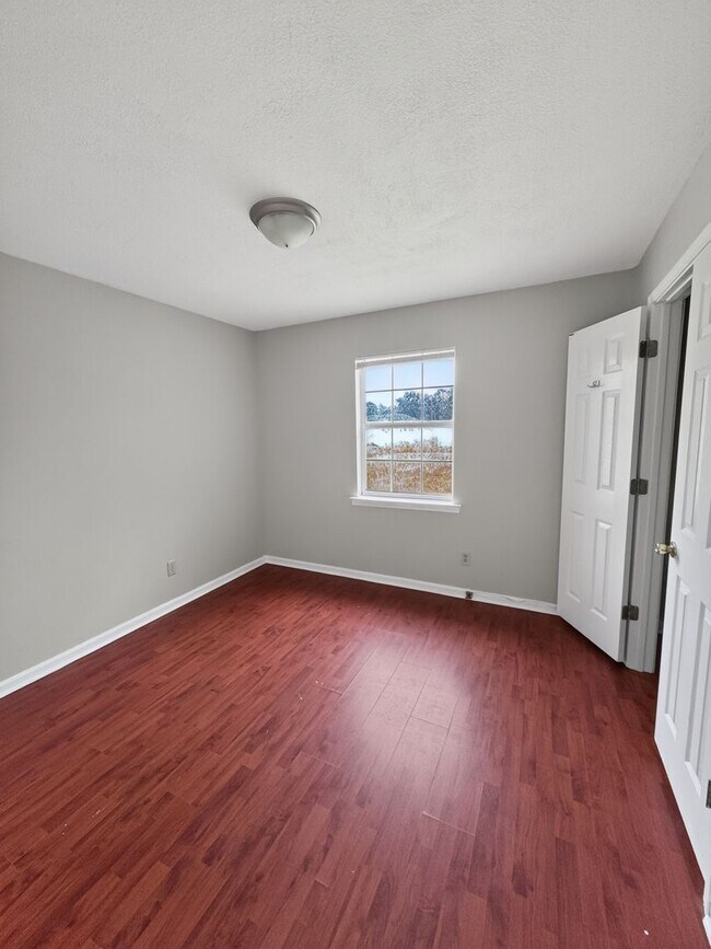Building Photo - RATE DROP ALERT (was $2100/month) and MOVE-IN SPECIAL: $500 OFF 1ST MONTH'S RENT!**