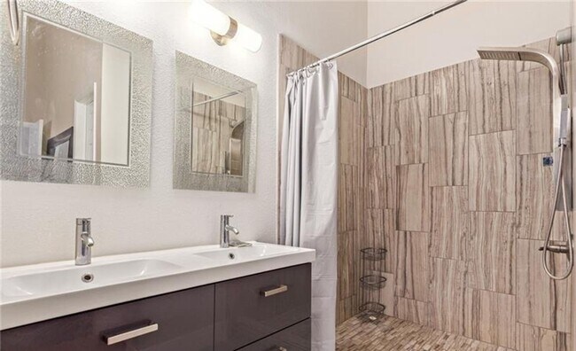 Building Photo - BEAUTIFULLY FURNISHED 2 BEDROOM CONDO