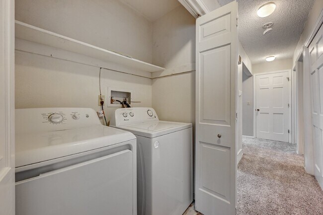 Building Photo - $2,495 2 Bed, 2 Bath Townhome in Aurora wi...