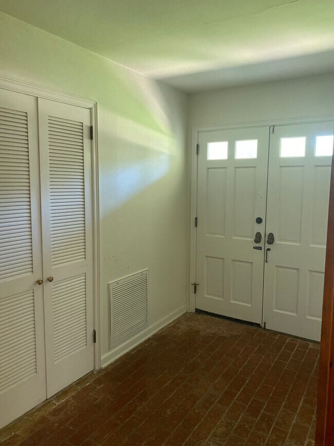 Building Photo - 866 W Lakeview Dr
