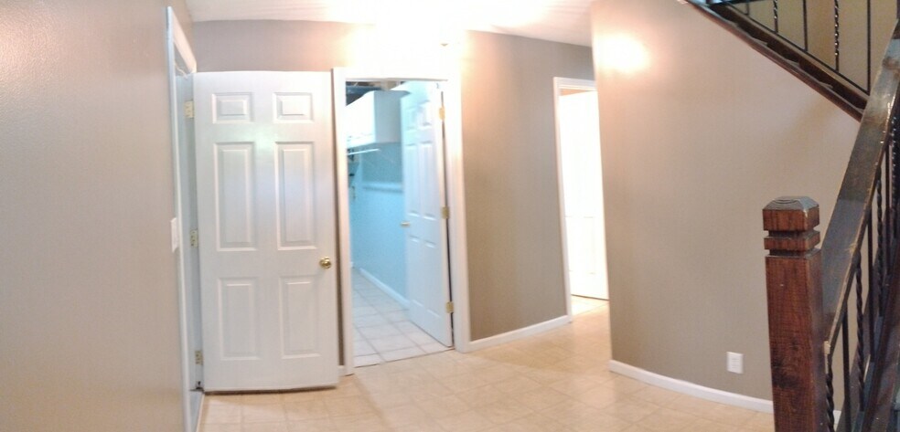 Entrance/Foyer with garage access, laundry room, full bathroom - 529 Strawberry Hill Rd