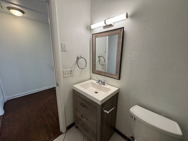 Building Photo - Lovely 2 Bedroom, 1.5 Bathroom Home in Orlando! Minutes from Top Attractions!! (Water Included!)