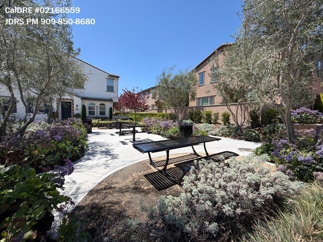 Building Photo - Eastvale 4 Bedroom Condo