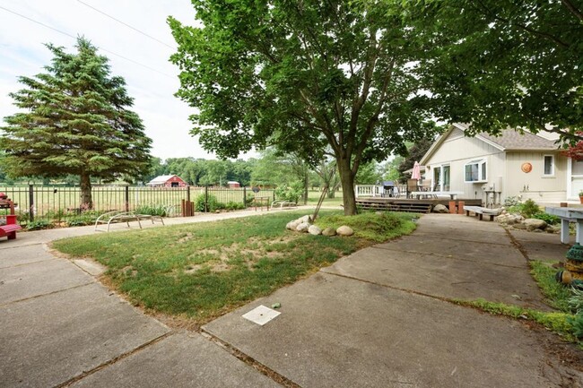 Building Photo - Spacious Duplex in Plainwell