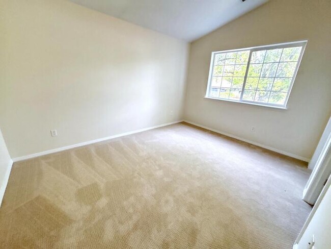 Building Photo - Spacious 3-Bedroom Townhome with Convenien...