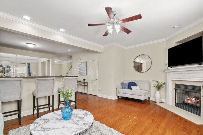 Building Photo - Woodbury Falls Luxury Townhome