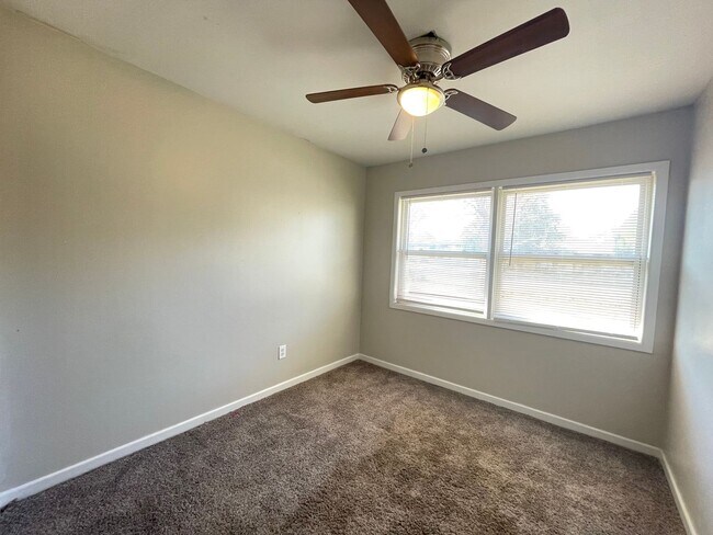 Building Photo - Pre-Leasing 4 bed 2 bath