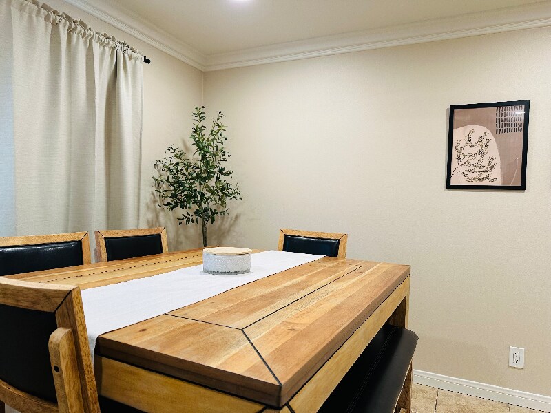 Building Photo - 1647 N Lake Ave