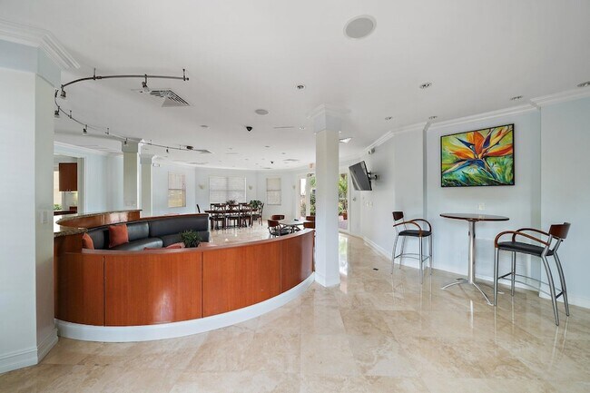 Building Photo - 800 Uno Lago Dr