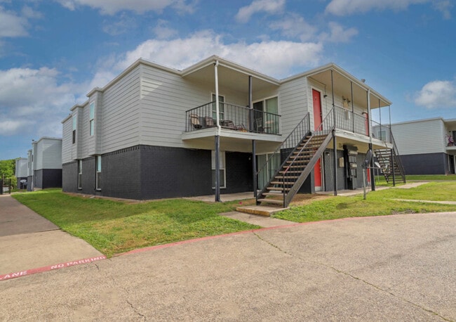 Charming Exteriors – Beautiful community design with easy access to your home. - Villa Rosita Apartments