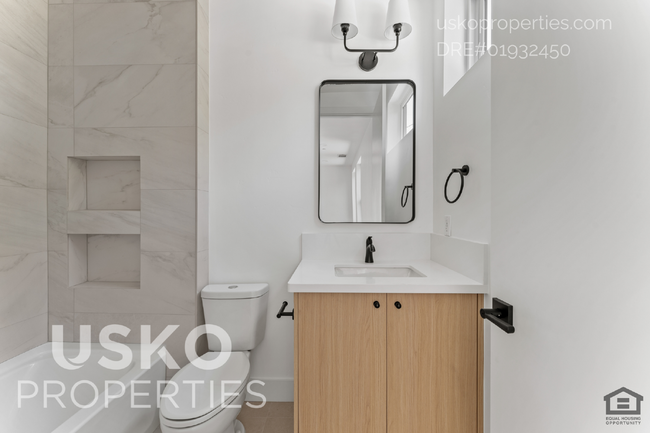 Building Photo - "Chic Urban Living: Spacious 2-Bed, 2-Bath...