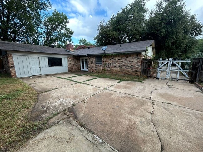Building Photo - 1006 Holly Hill Ct
