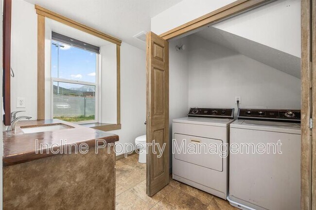 Building Photo - 602 E 200 S