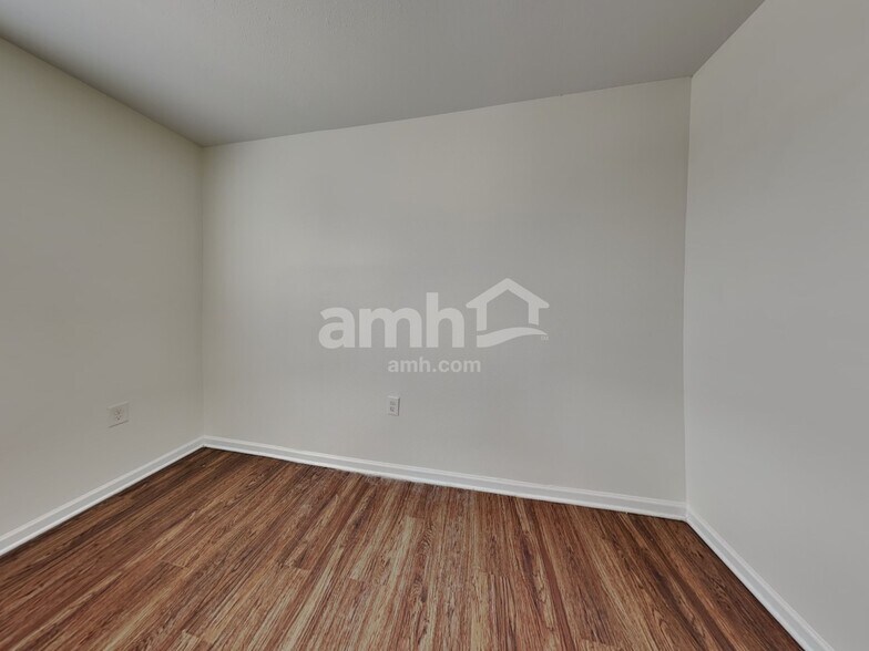 Building Photo - 1524 Eastway Dr