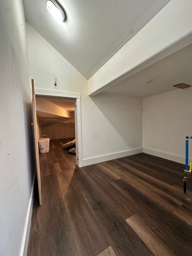 Building Photo - Spacious Multi-Generational Home with Stunning Views – 5 Bed, 3 Bath