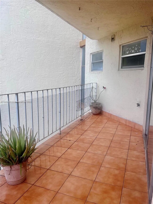 Building Photo - 1750 W 46th St