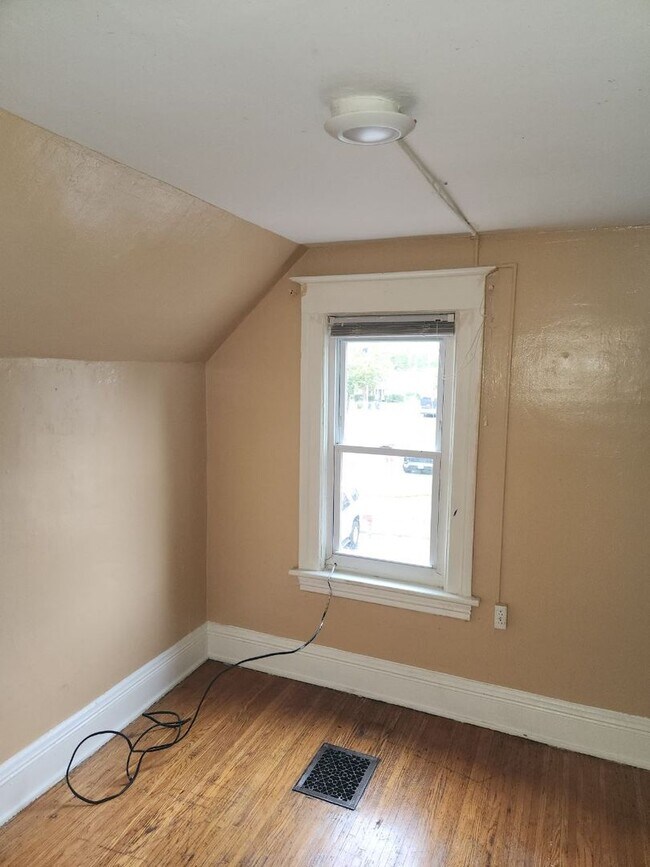 Building Photo - 227 Dewey Ave