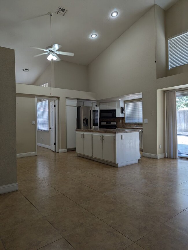 Building Photo - Beautiful 4/3 House for Rent. Amenities Ga...