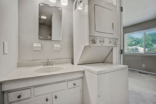 Building Photo - AVAILABLE NOW!! 2 Bedroom 2.5 Bathroom Townhome - Furnished!