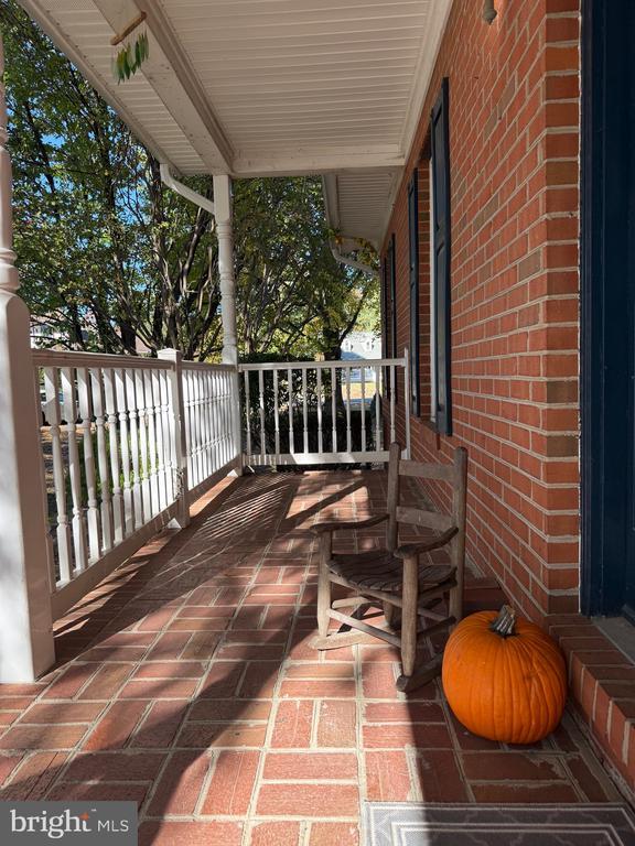 Building Photo - 8 English Oak Cir