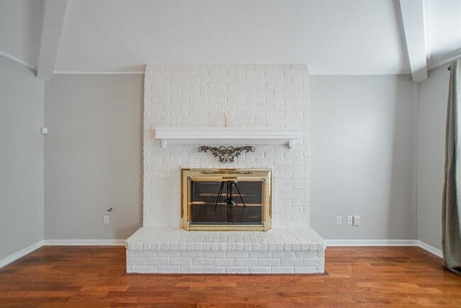 Building Photo - 19 Lancelot Ln