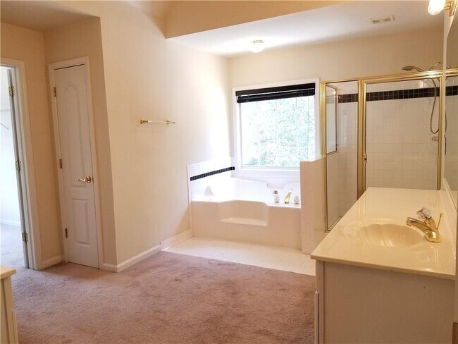 Building Photo - 2828 Oglethorpe Run Square