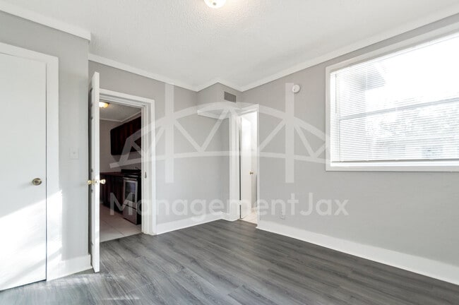 Building Photo - 1842 W 26th St