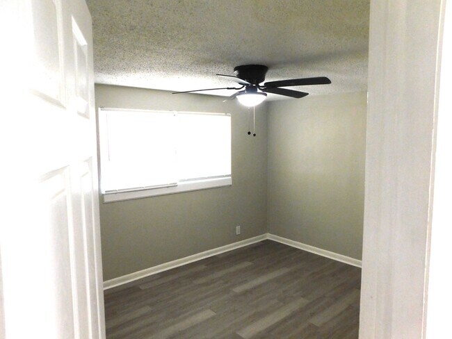 Building Photo - **ROOM** with SHARED KITCHEN and BATH in a newly remodeled House