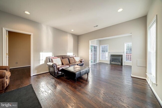 Building Photo - 42029 Bushclover Terrace