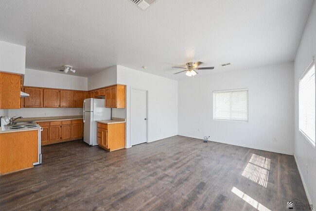 Building Photo - 943 S 37th Ave