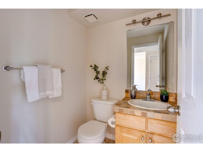 Building Photo - Bright & Beautiful 2-Level Condo in NoBo, available June 5th