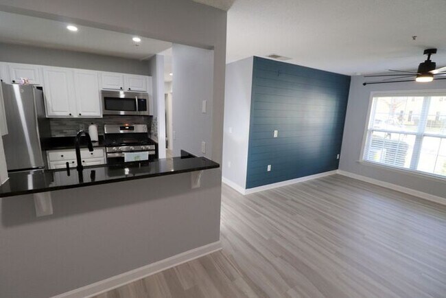Building Photo - Newly renovated first floor condo! 2 bedrooms