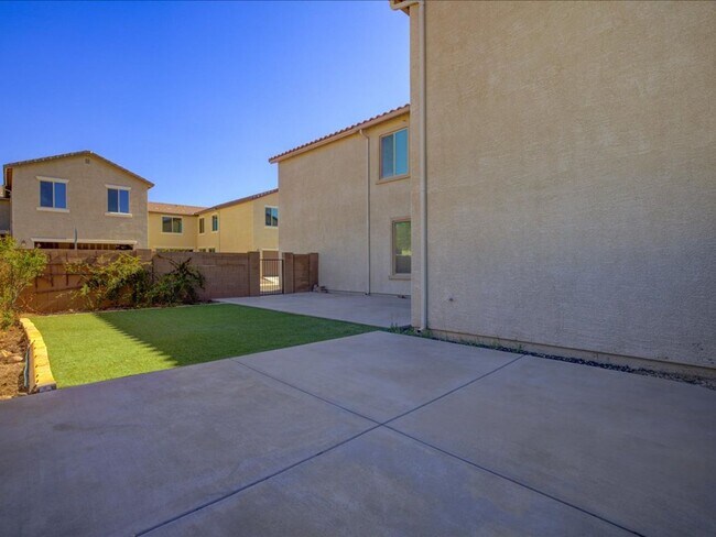 Building Photo - 4 Bedroom, 2.5 Bath COMMUNITY POOL!